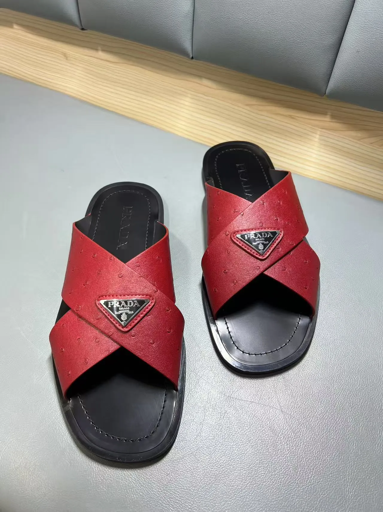 340💰PRADA Prada’s latest slippers are synchronized with the official website. This slipper is made of the brand’s unique and iconic Saffiano leather. The brand logo jumps out from the double straps, and the brand style is clearly visible. Cowhide gives men elegant charm and functional design, making it an ideal choice for vacation and leisure. Size:38-45